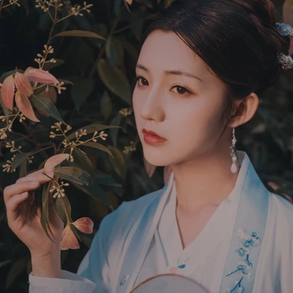 文藝帶團扇女生頭像，唯美古風真人頭像