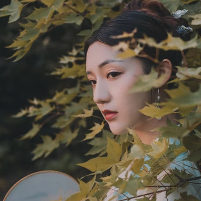 文藝帶團扇女生頭像，唯美古風真人頭像