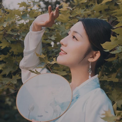 文藝帶團扇女生頭像，唯美古風真人頭像