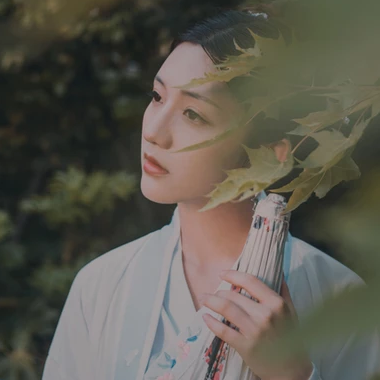 文藝帶團扇女生頭像，唯美古風真人頭像