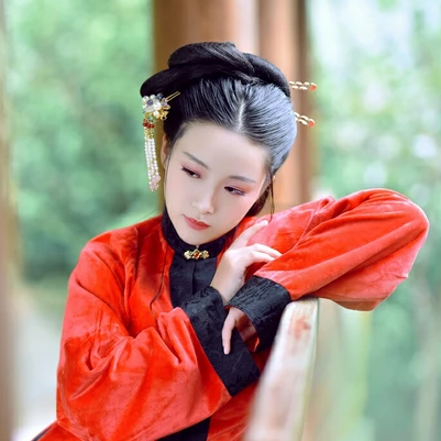 紅衣華服女生頭像，唯美古風真人頭像