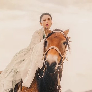 瀟灑騎馬女生頭像，唯美古風真人頭像