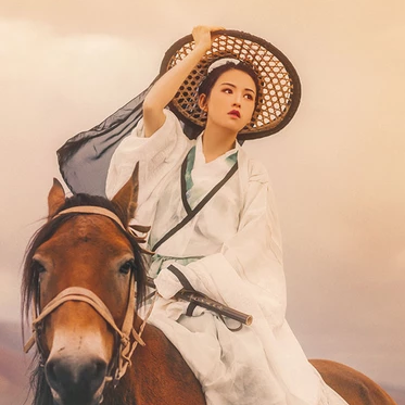 瀟灑騎馬女生頭像，唯美古風真人頭像