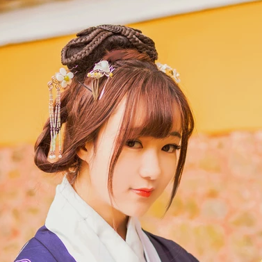 金黃銀杏帶團(tuán)扇女生頭像，唯美古風(fēng)真人頭像