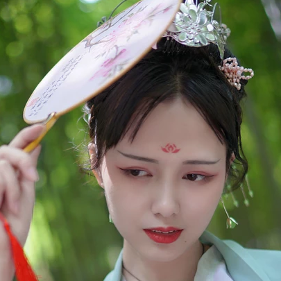 嬌艷帶團扇女生頭像，唯美古風真人頭像
