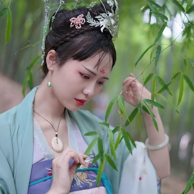 嬌艷帶團扇女生頭像，唯美古風真人頭像