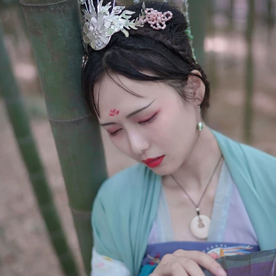 嬌艷帶團扇女生頭像，唯美古風真人頭像