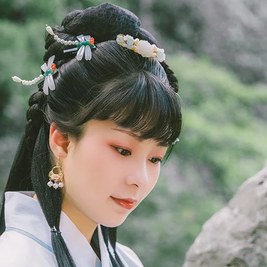 庭院帶團扇女生頭像，唯美古風真人頭像