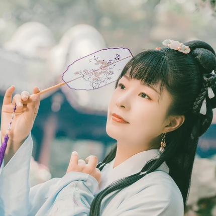 庭院帶團扇女生頭像，唯美古風真人頭像