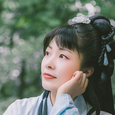 庭院帶團扇女生頭像，唯美古風真人頭像