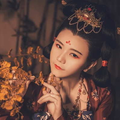 嬌艷帶團扇紅衣女生頭像，唯美古風真人頭像