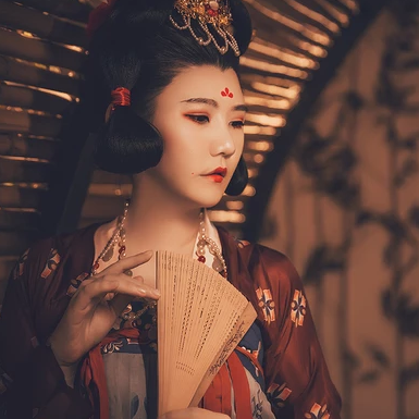 嬌艷帶團扇紅衣女生頭像，唯美古風真人頭像