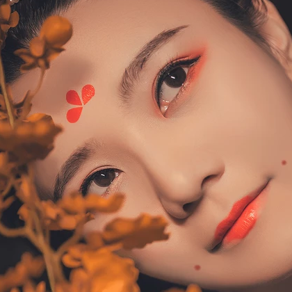 嬌艷帶團扇紅衣女生頭像，唯美古風真人頭像
