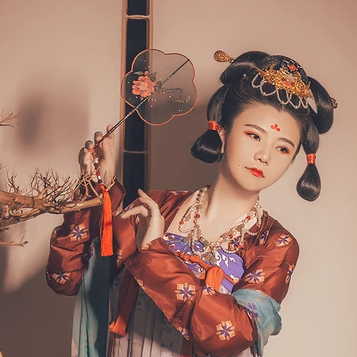 嬌艷帶團扇紅衣女生頭像，唯美古風真人頭像
