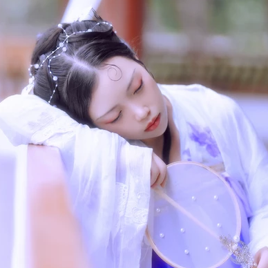 蝴蝶飛舞女生頭像，唯美古風真人頭像