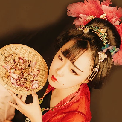 妖艷紅衣女生頭像，唯美古風真人頭像