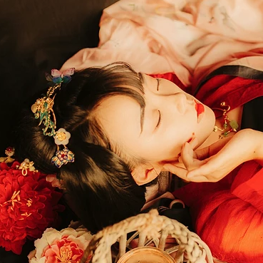 妖艷紅衣女生頭像，唯美古風真人頭像