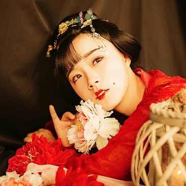 妖艷紅衣女生頭像，唯美古風真人頭像