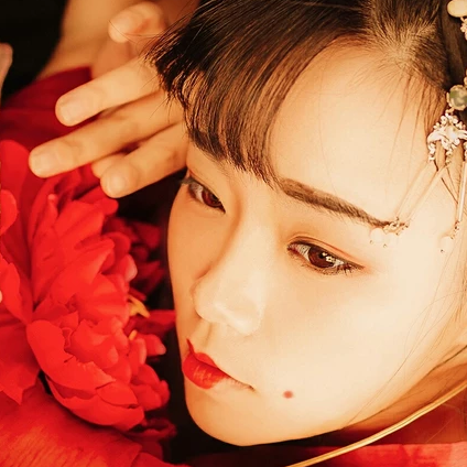 妖艷紅衣女生頭像，唯美古風真人頭像