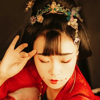 妖艷紅衣女生頭像，唯美古風真人頭像