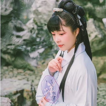 庭院帶團扇女生頭像，唯美古風真人頭像