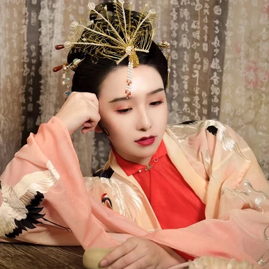 古典帶團扇女生頭像，唯美古風真人頭像