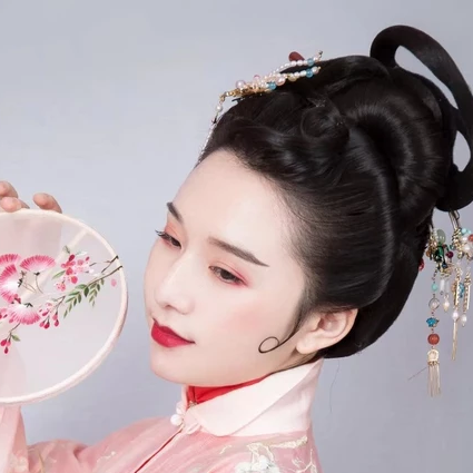 古典帶團扇女生頭像，唯美古風真人頭像