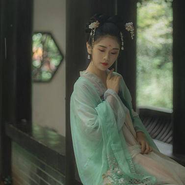 庭院長廊帶傘女生頭像，唯美古風真人頭像