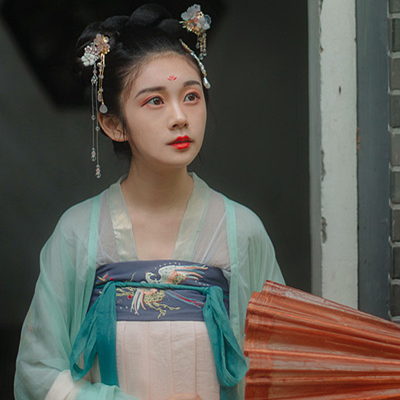 庭院長廊帶傘女生頭像，唯美古風真人頭像