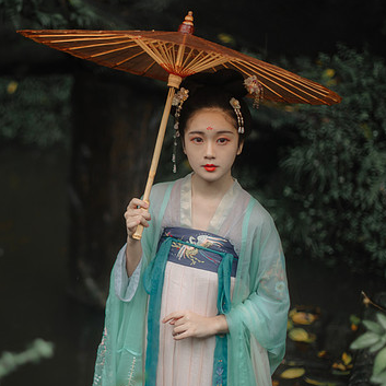 庭院長廊帶傘女生頭像，唯美古風真人頭像
