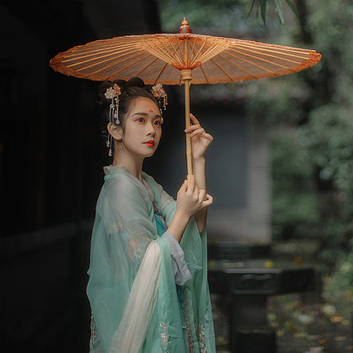 庭院長廊帶傘女生頭像，唯美古風真人頭像