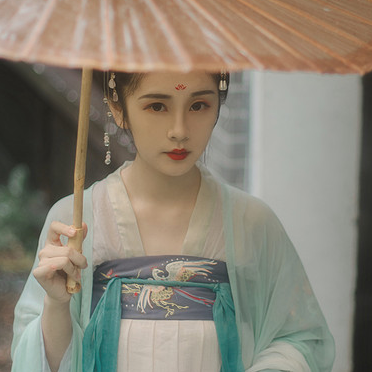 庭院長廊帶傘女生頭像，唯美古風真人頭像