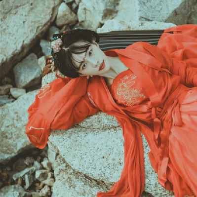 烈焰紅衣女生頭像，唯美古風(fēng)真人頭像