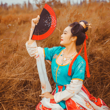 紅妝帶折扇女生頭像，唯美古風真人頭像