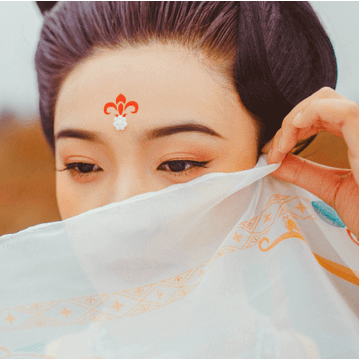 紅妝帶折扇女生頭像，唯美古風真人頭像