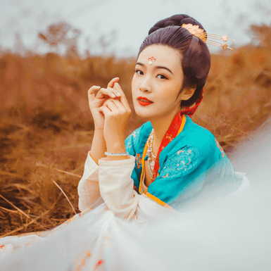 紅妝帶折扇女生頭像，唯美古風真人頭像