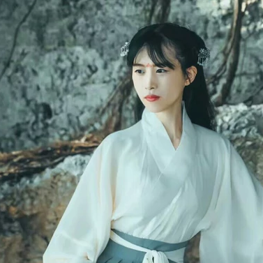素衣帶傘和團扇女生頭像，唯美古風真人頭像