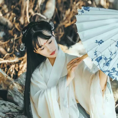 素衣帶傘和團扇女生頭像，唯美古風真人頭像