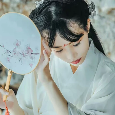 素衣帶傘和團扇女生頭像，唯美古風真人頭像