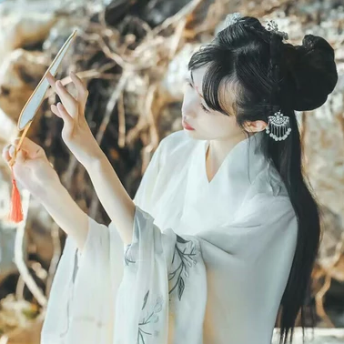 素衣帶傘和團扇女生頭像，唯美古風真人頭像