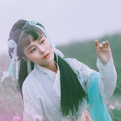 花叢中女生頭像，唯美古風(fēng)真人頭像
