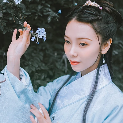 淡藍色帶團扇女子頭像,唯美古風真人頭像