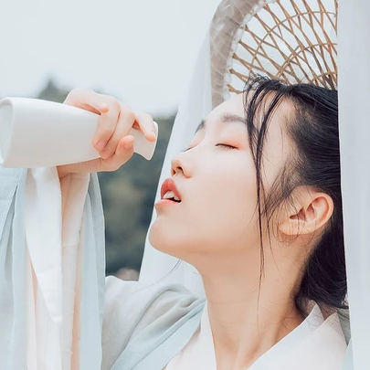白衣俠客喝酒女生頭像，唯美古風真人頭像