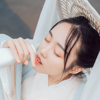 白衣俠客喝酒女生頭像，唯美古風真人頭像