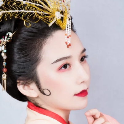 古典帶團扇女生頭像，唯美古風真人頭像