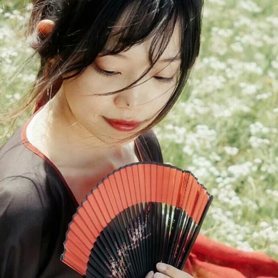 花叢中帶折扇女生頭像，唯美古風真人頭像
