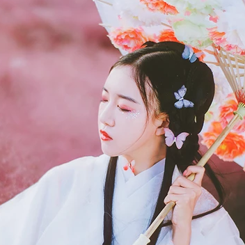 蝶花帶傘女生頭像，唯美古風真人頭像