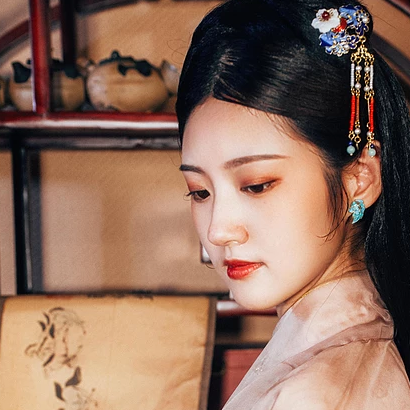 優雅復古帶團扇女子頭像，唯美古風真人頭像