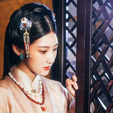 優雅復古帶團扇女子頭像，唯美古風真人頭像