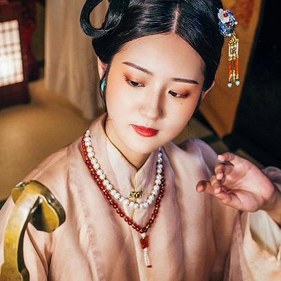 優雅復古帶團扇女子頭像，唯美古風真人頭像